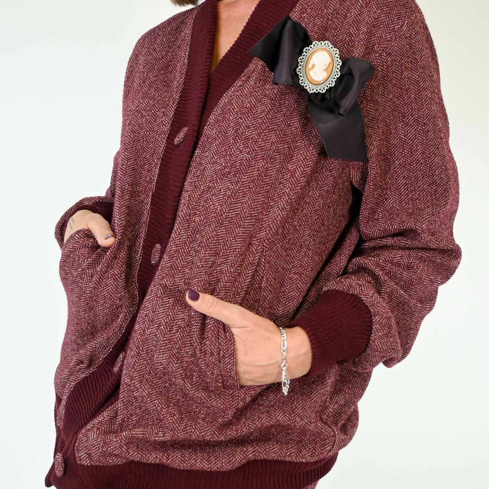 
                  
                    GIACCA/CARDIGAN IN TWEED CON SPILLA COLOR BORDEAUX
                  
                