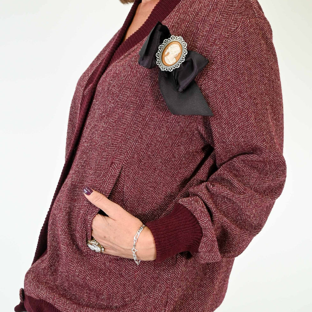 
                  
                    GIACCA/CARDIGAN IN TWEED CON SPILLA COLOR BORDEAUX
                  
                