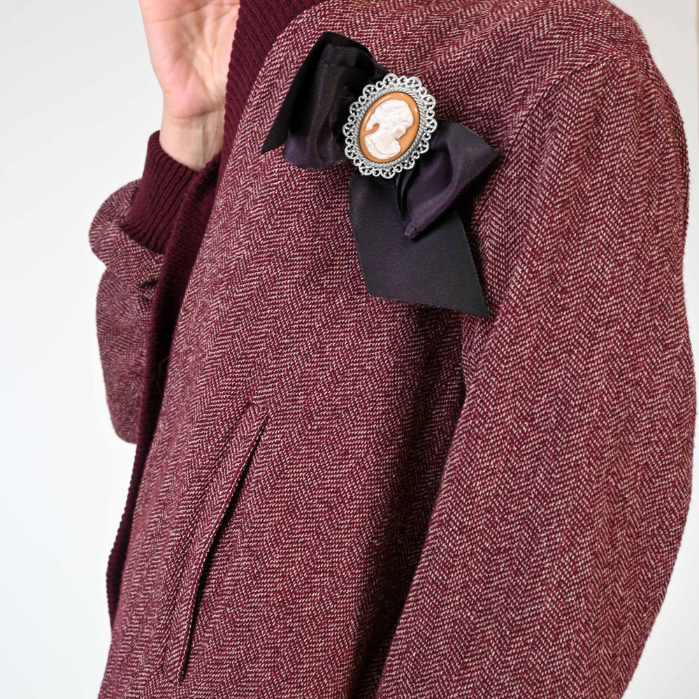 
                  
                    GIACCA/CARDIGAN IN TWEED CON SPILLA COLOR BORDEAUX
                  
                