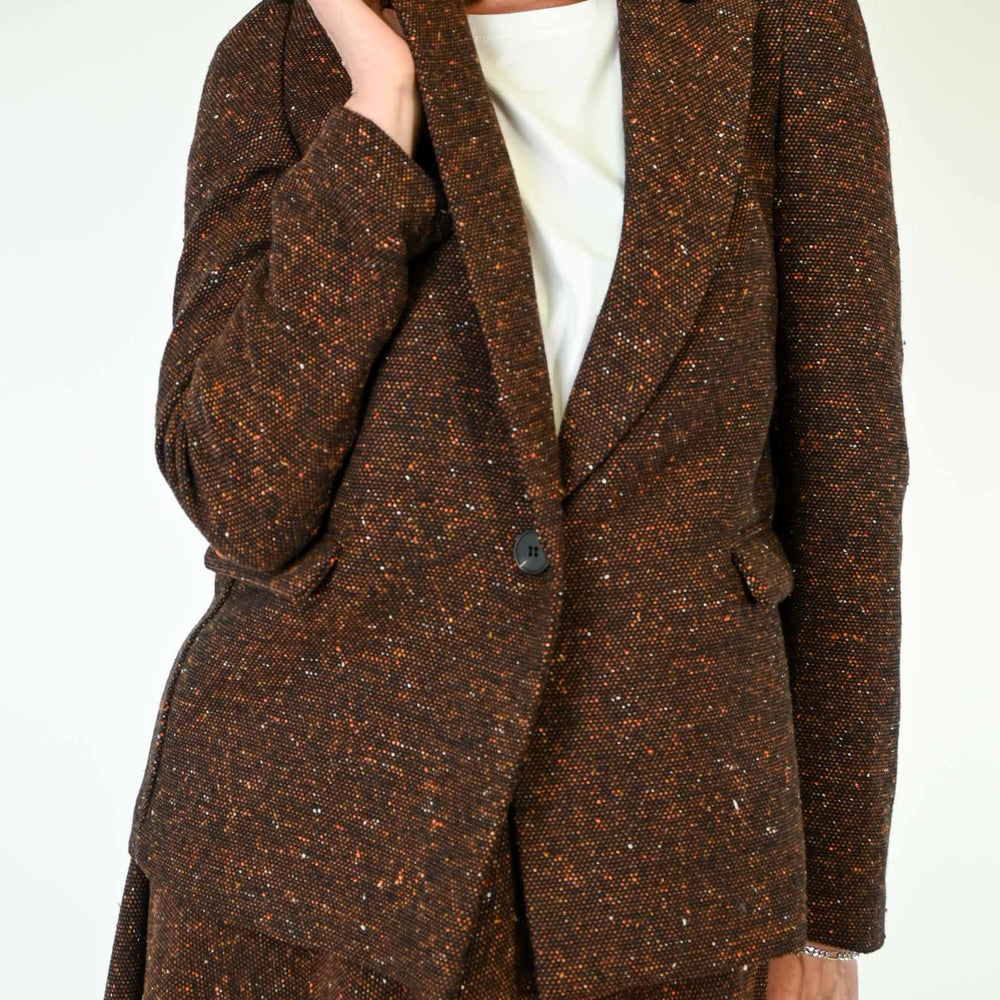 
                  
                    GIACCA CON SPALLA A SBUFFO IN TWEED COLOR RUGGINE
                  
                