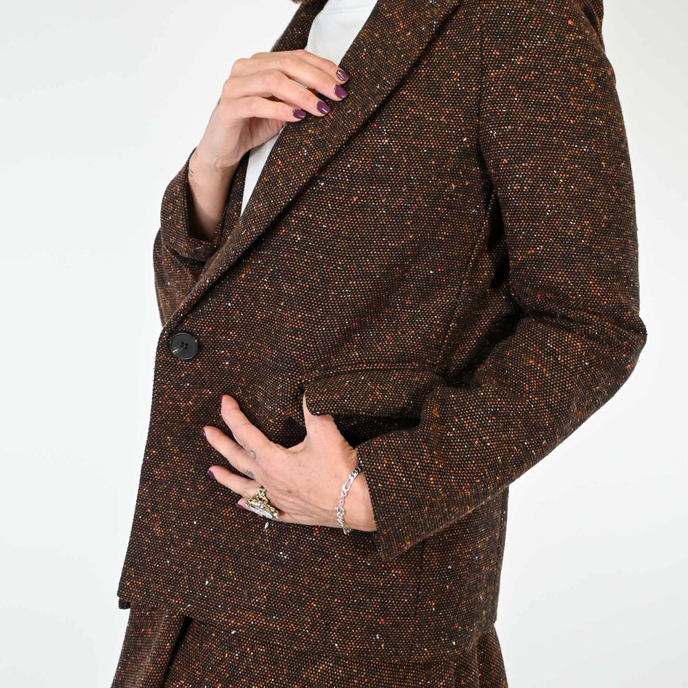 
                  
                    GIACCA CON SPALLA A SBUFFO IN TWEED COLOR RUGGINE
                  
                