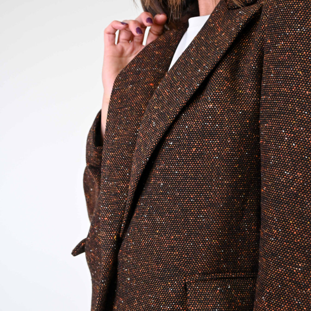 
                  
                    GIACCA CON SPALLA A SBUFFO IN TWEED COLOR RUGGINE
                  
                