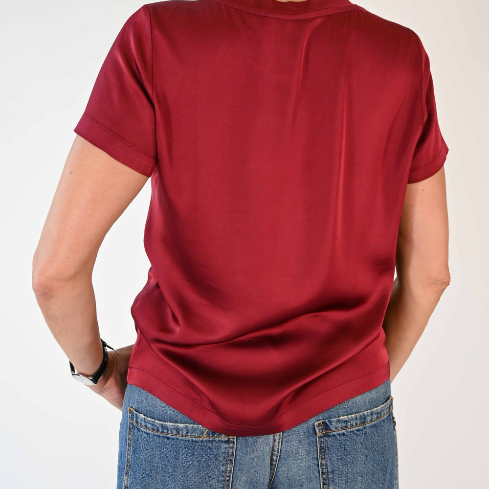 
                  
                    T-SHIRT GIROCOLLO MEZZA MANICA IN VISCOSA VINO
                  
                