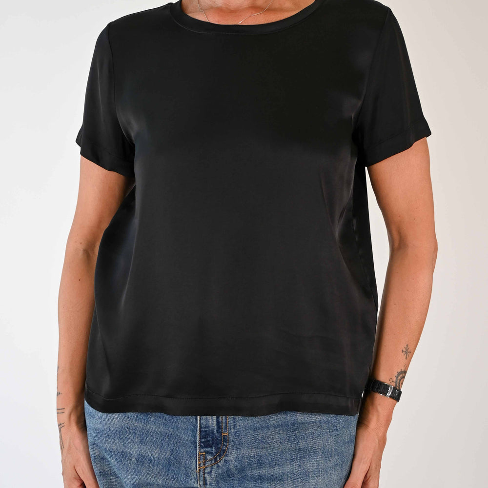 
                  
                    T-SHIRT GIROCOLLO MEZZA MANICA IN VISCOSA NERO
                  
                