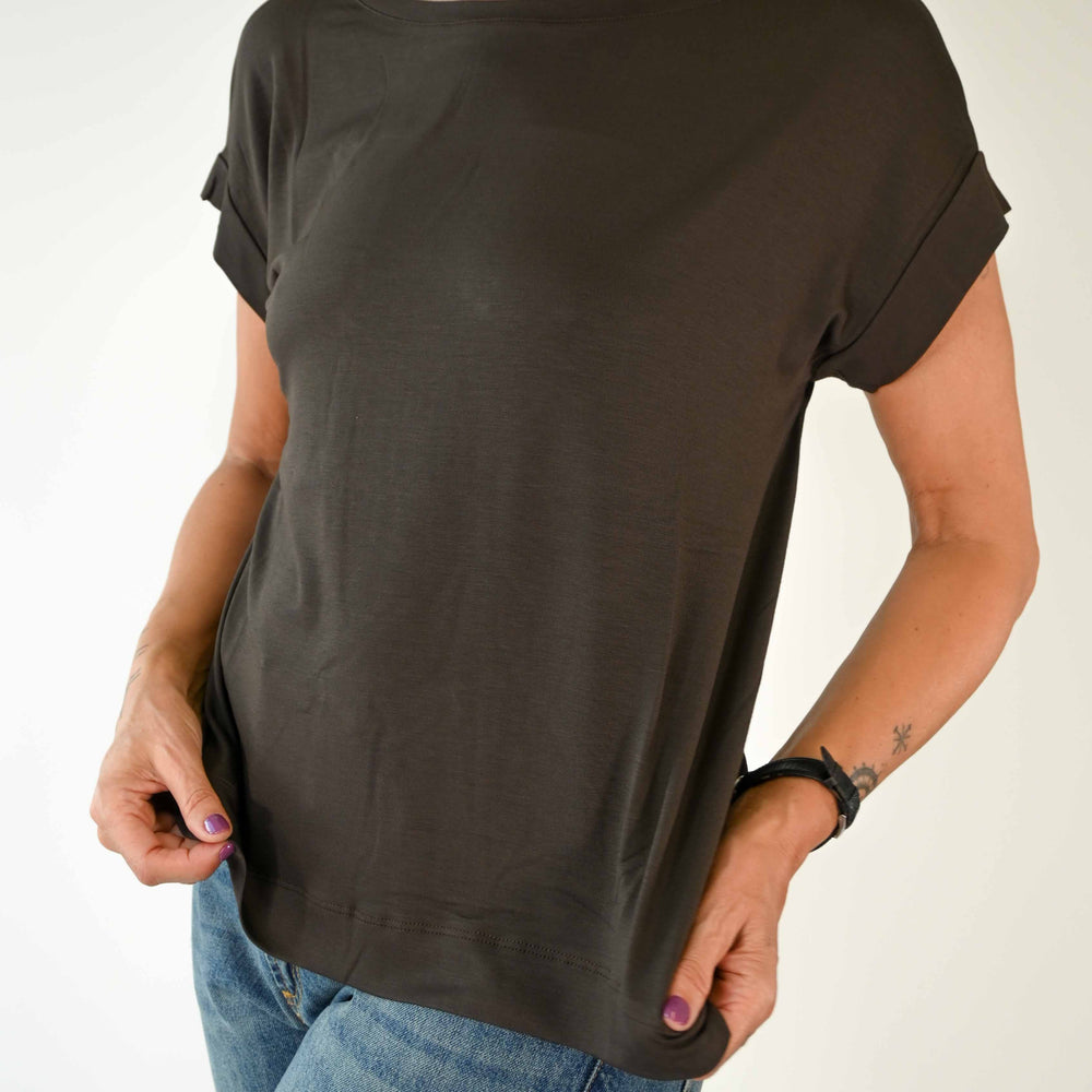 
                  
                    T-SHIRT A SCATOLA SCOLLO BARCHETTA VISCOSA MORO
                  
                