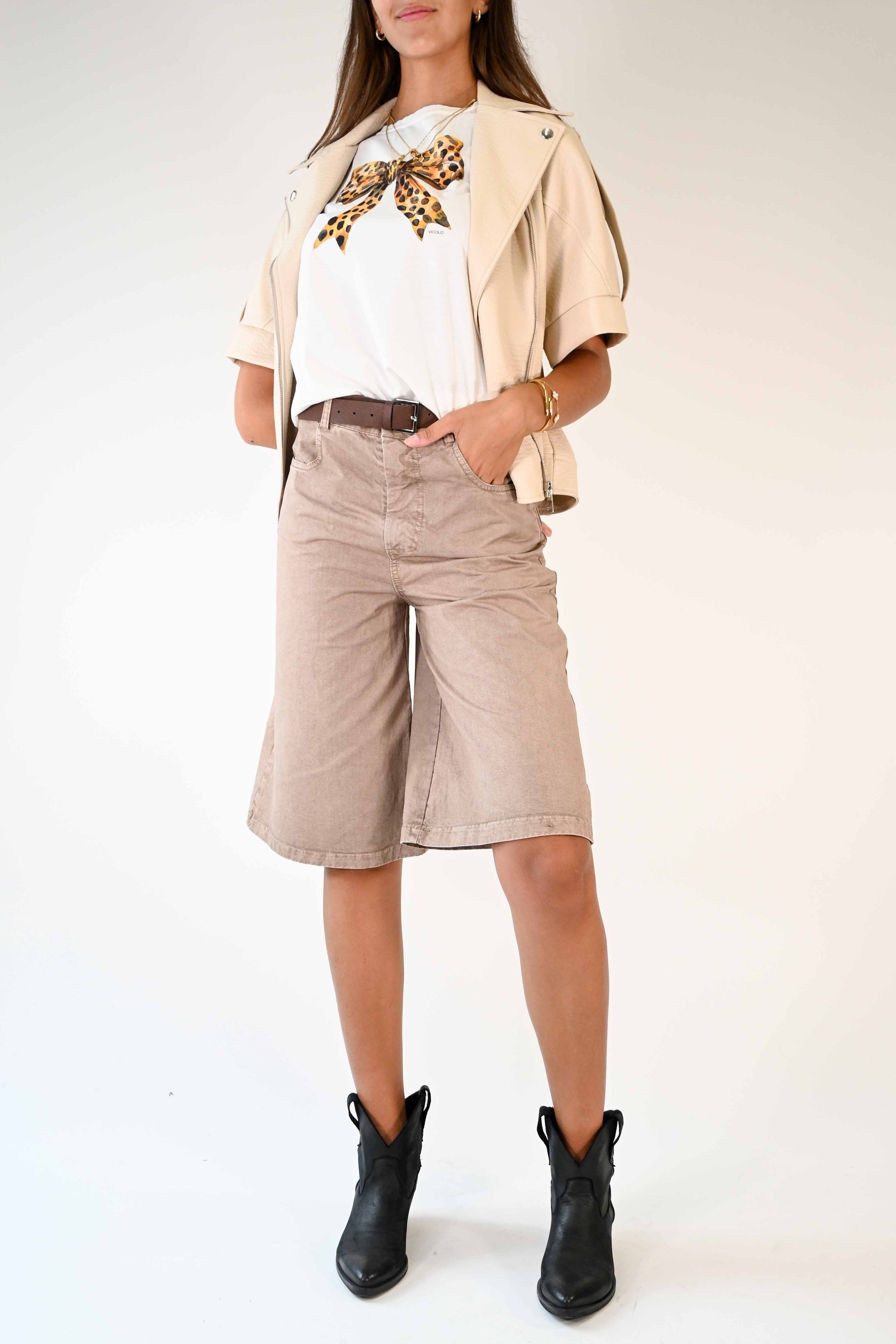 BERMUDA AL GINOCCHIO CON TASCONI IN COTONE MASTICE – Bros'