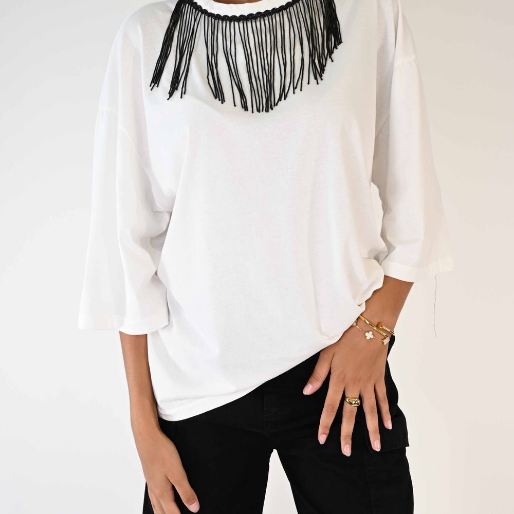 T-SHIRT OVER CON APPLICAZIONE A COLLANA SUL COLLO