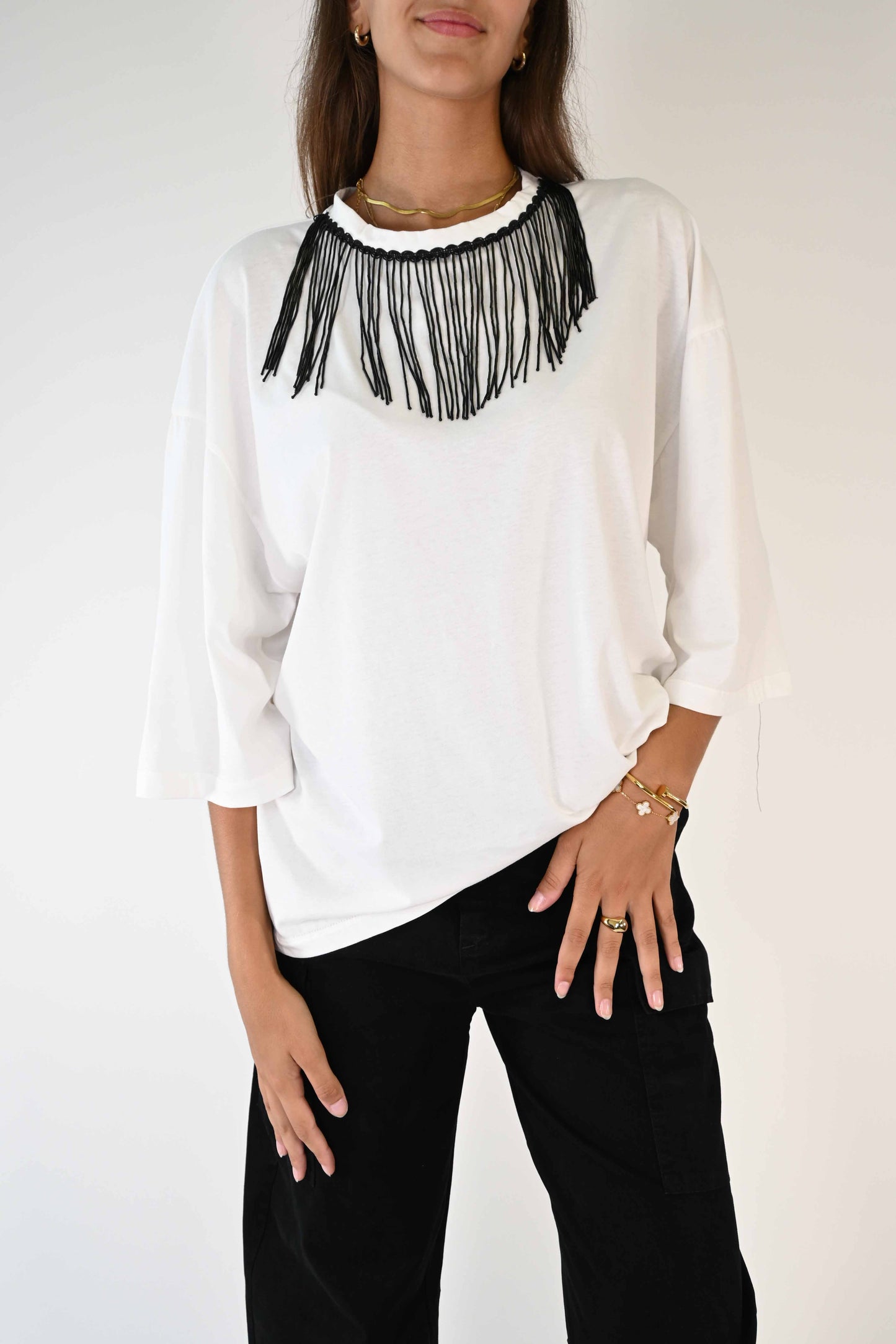 T-SHIRT OVER CON APPLICAZIONE A COLLANA SUL COLLO