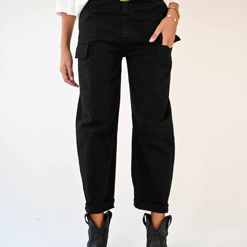 
                  
                    PANTALONE CARGO DRITTO IN COTONE COLOR NERO
                  
                