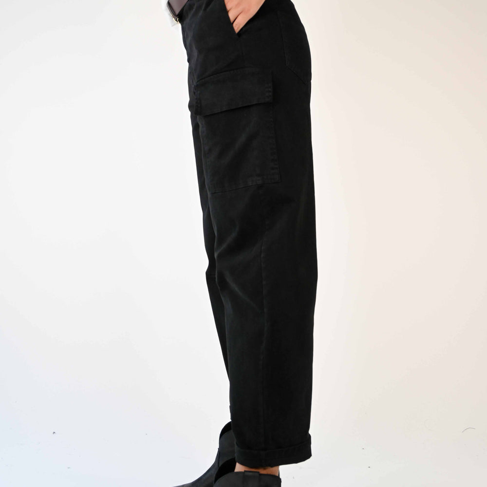 
                  
                    PANTALONE CARGO DRITTO IN COTONE COLOR NERO
                  
                