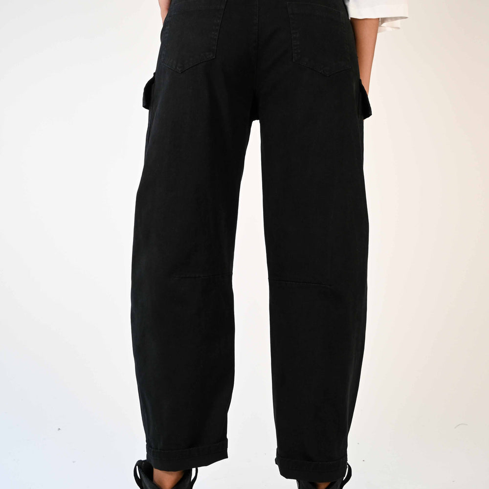 
                  
                    PANTALONE CARGO DRITTO IN COTONE COLOR NERO
                  
                