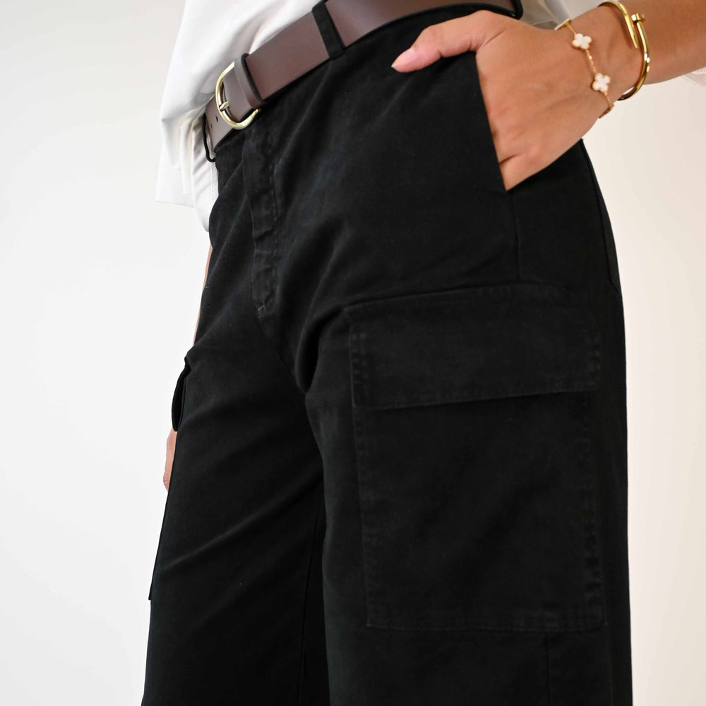 
                  
                    PANTALONE CARGO DRITTO IN COTONE COLOR NERO
                  
                