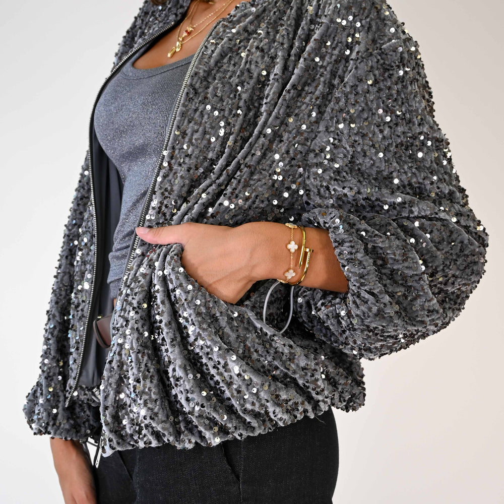 
                  
                    BOMBER CON PAILLETTES IN CINIGLIA COLORE PIOMBO
                  
                