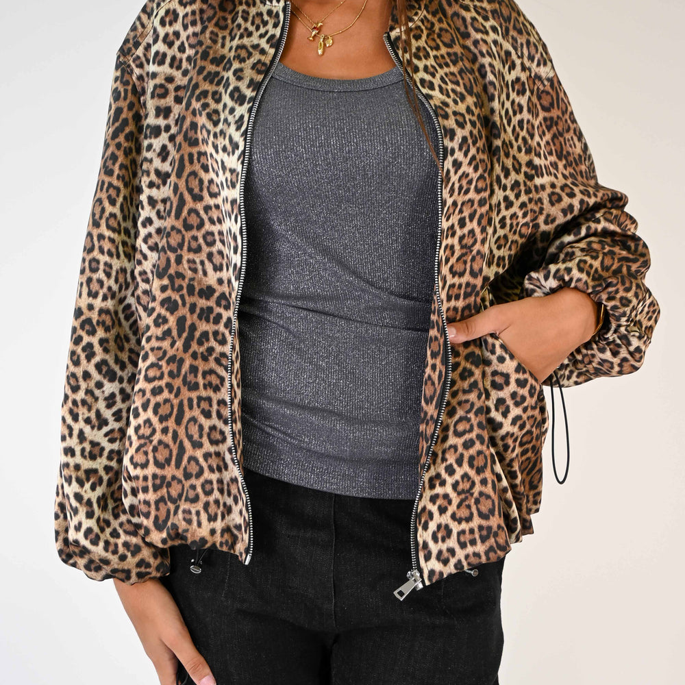 
                      
                        BOMBER ANIMALIER IN VISCOSA ARRICCIATO IN VITA
                      
                    