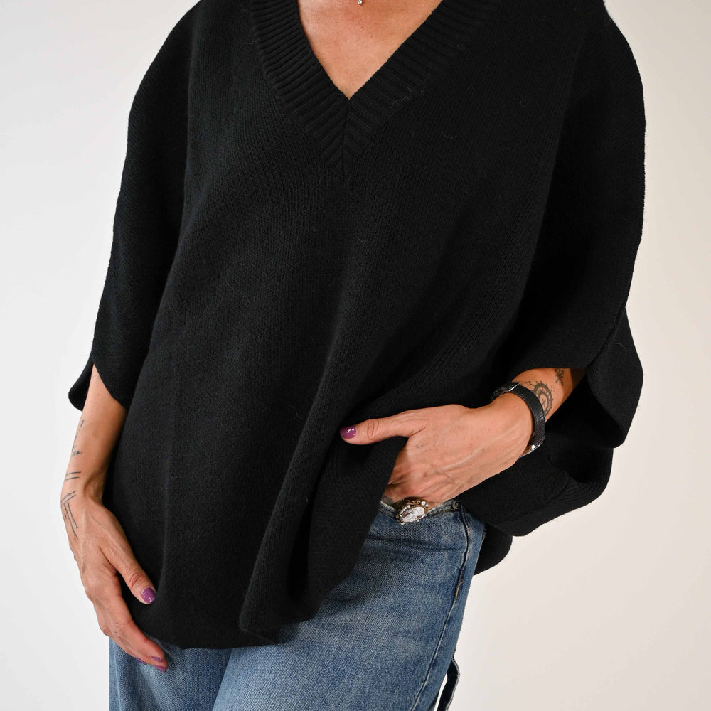 PONCHO OVER IN MAGLIA SCOLLO V COLOR NERO