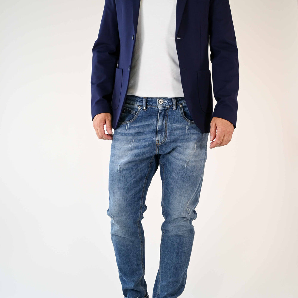 
                      
                        JEANS REGULAR CON MICRO ROTTURE LAVAGGIO MEDIO
                      
                    