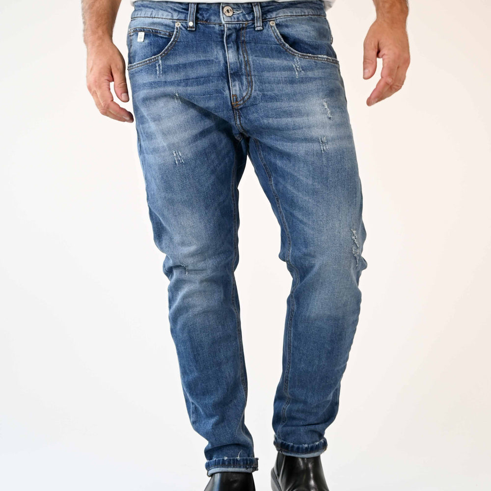 
                      
                        JEANS REGULAR CON MICRO ROTTURE LAVAGGIO MEDIO
                      
                    