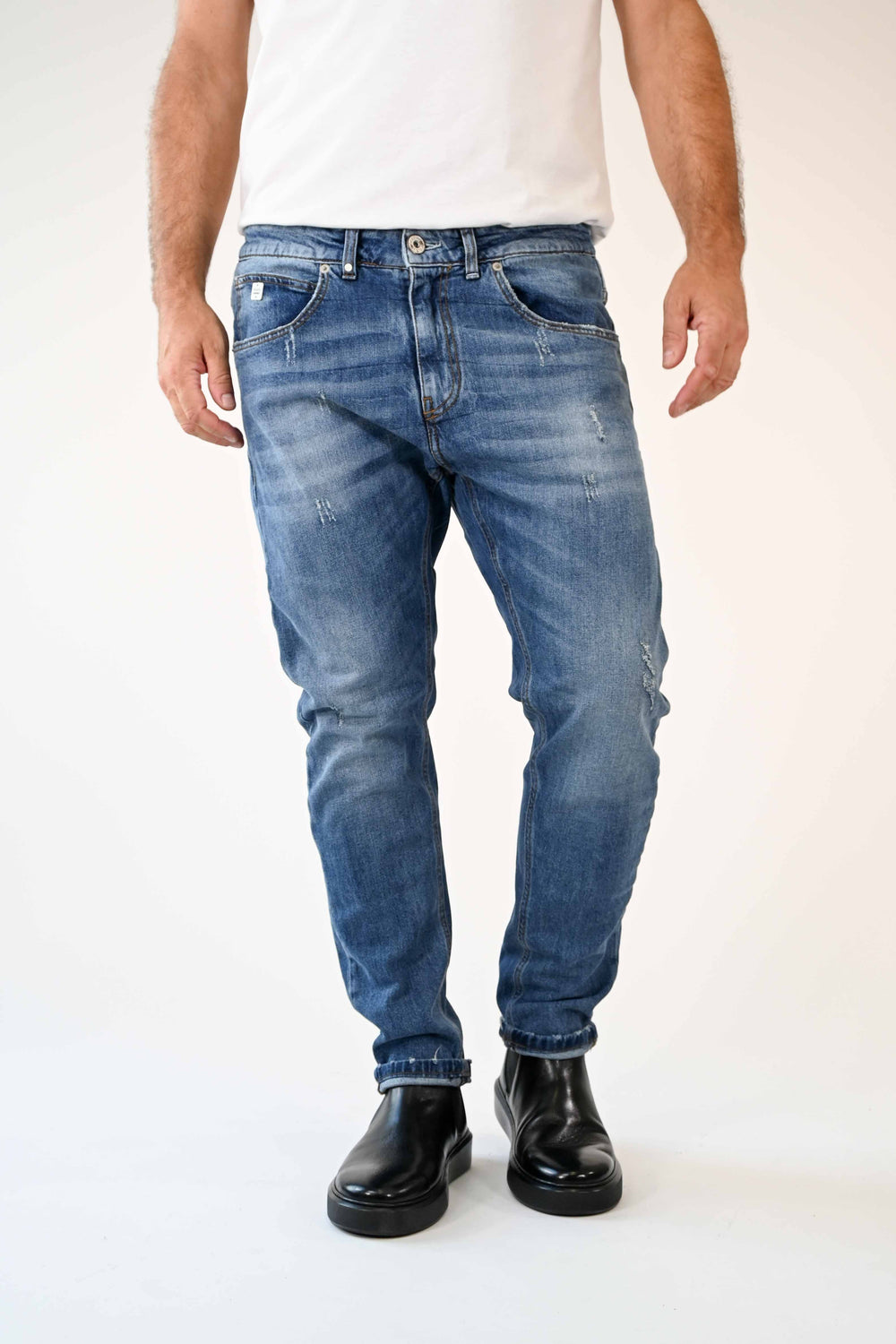 JEANS REGULAR CON MICRO ROTTURE LAVAGGIO MEDIO