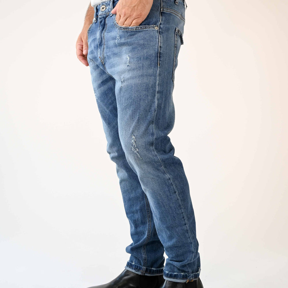 
                      
                        JEANS REGULAR CON MICRO ROTTURE LAVAGGIO MEDIO
                      
                    