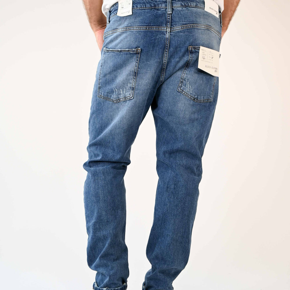 
                      
                        JEANS REGULAR CON MICRO ROTTURE LAVAGGIO MEDIO
                      
                    