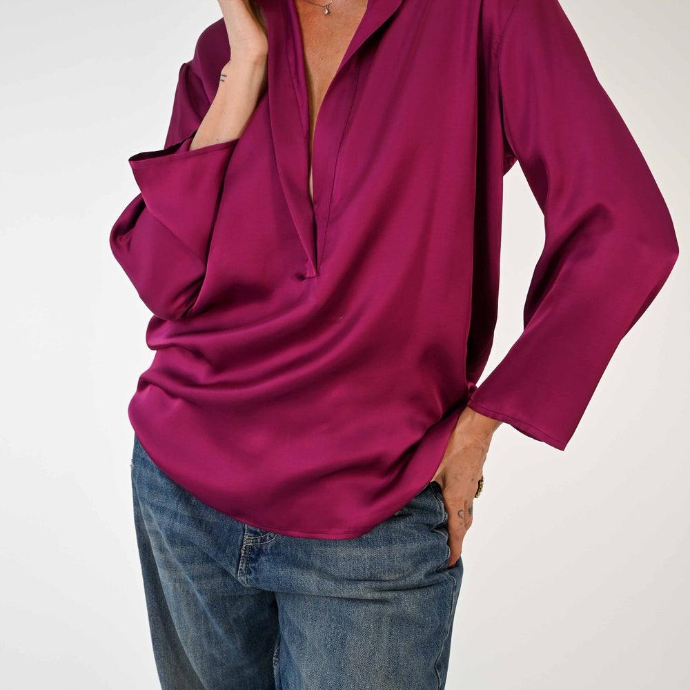 
                  
                    CAMICIA IN VISCOSA CON COLLETTO E SCOLLO V MAGENTA
                  
                