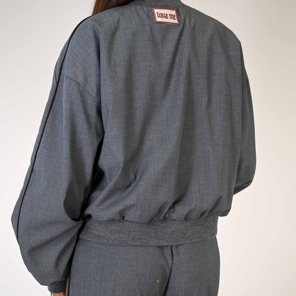 
                  
                    BOMBER CON CON BANDE LATERALI COLOR GRIGIO
                  
                