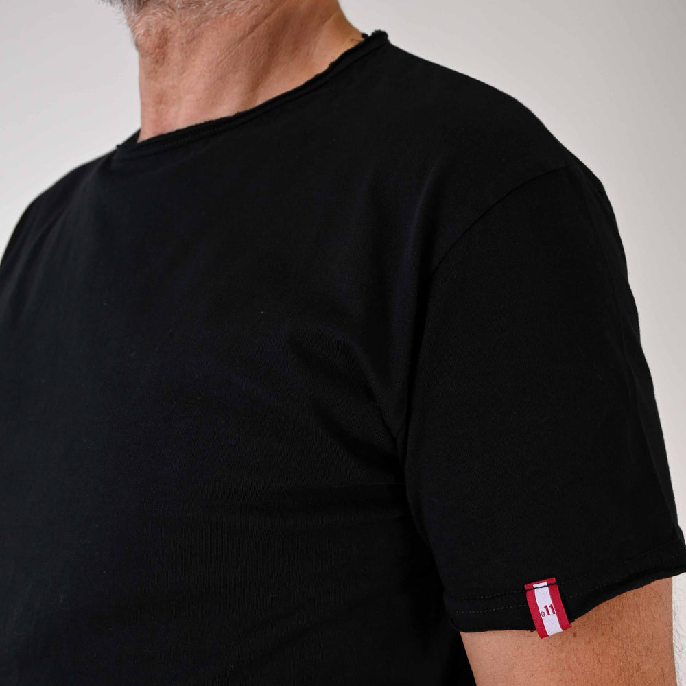 
                      
                        T-SHIRT TAGLIO VIVO GIROCOLLO COLOR NERO
                      
                    