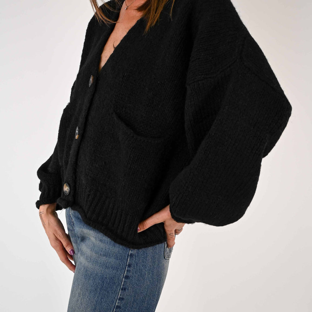 
                      
                        CARDIGAN OVER CON MANICA A PALLONCINO COLOR NERO
                      
                    