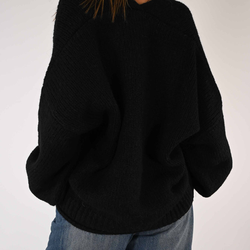 
                      
                        CARDIGAN OVER CON MANICA A PALLONCINO COLOR NERO
                      
                    