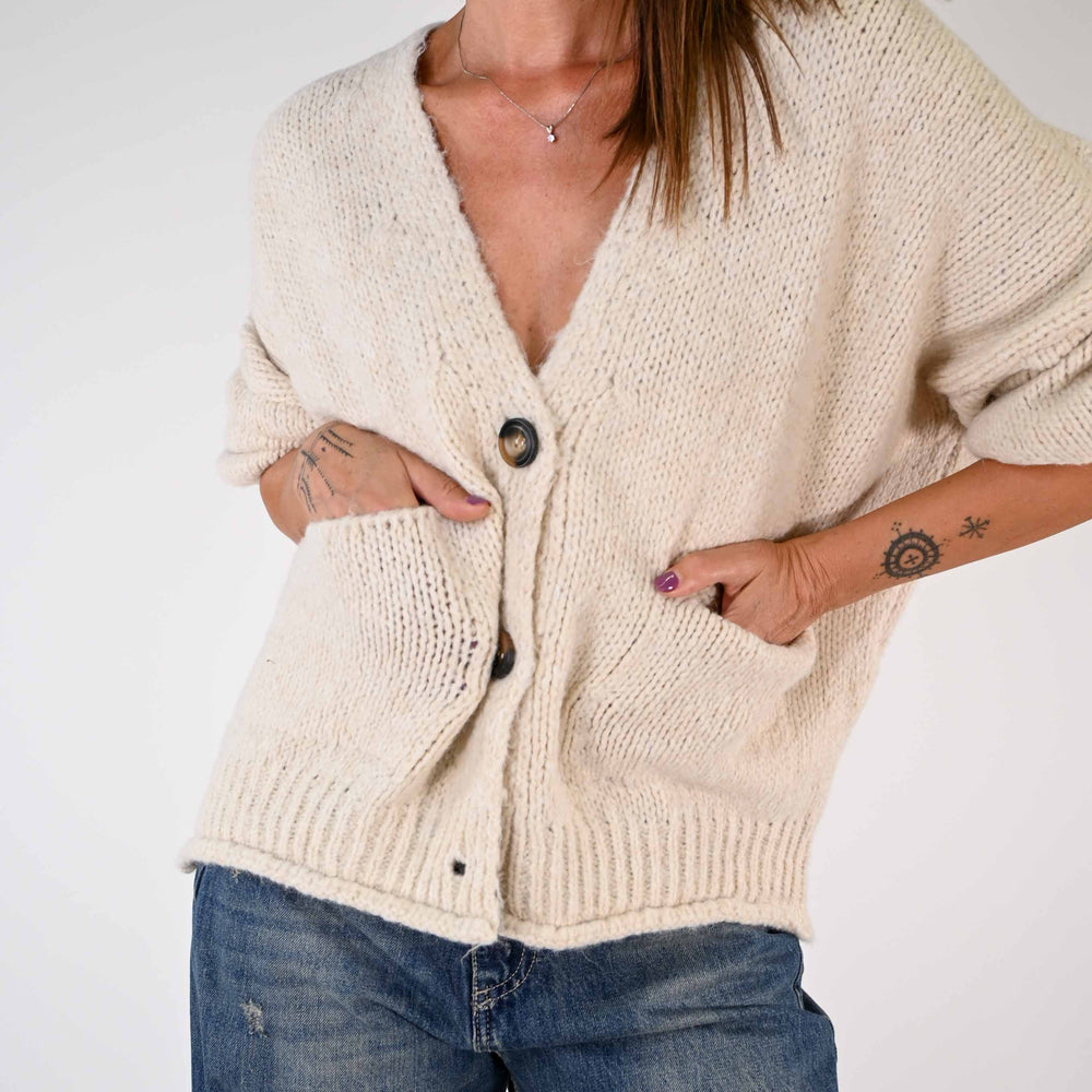 
                      
                        CARDIGAN OVER MANICA A PALLONCINO COLOR PANNA
                      
                    