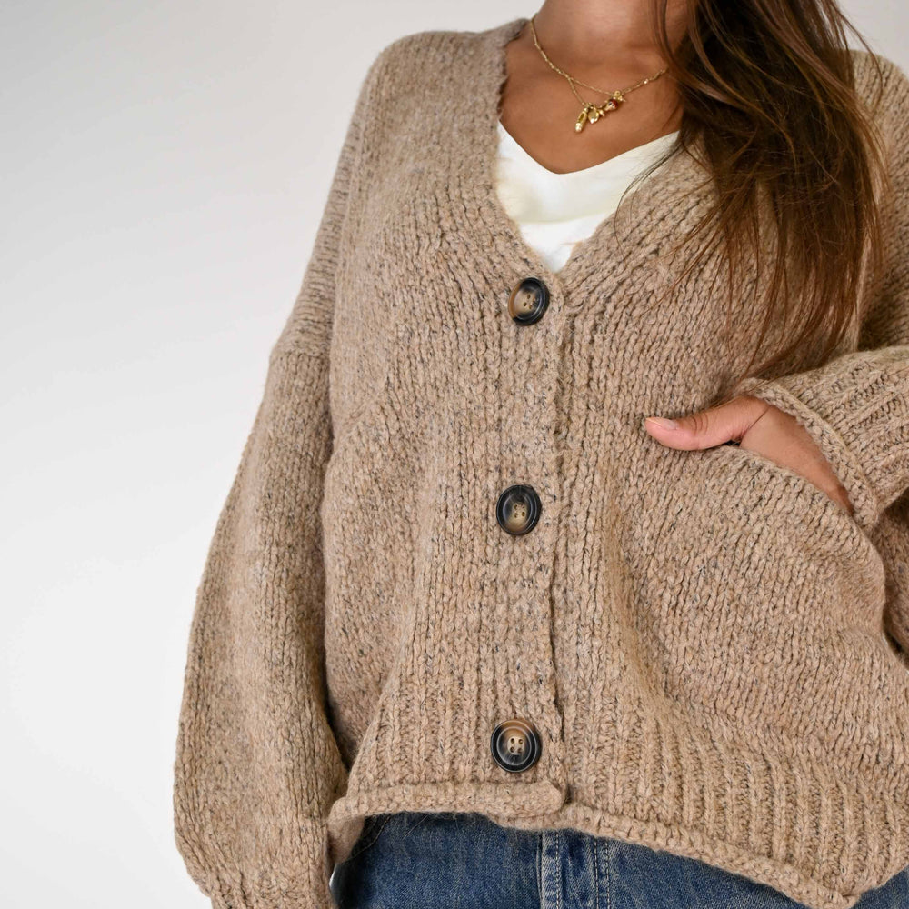 
                  
                    CARDIGAN OVER CON MANICA A PALLONCINO COLOR CAMMELLO
                  
                