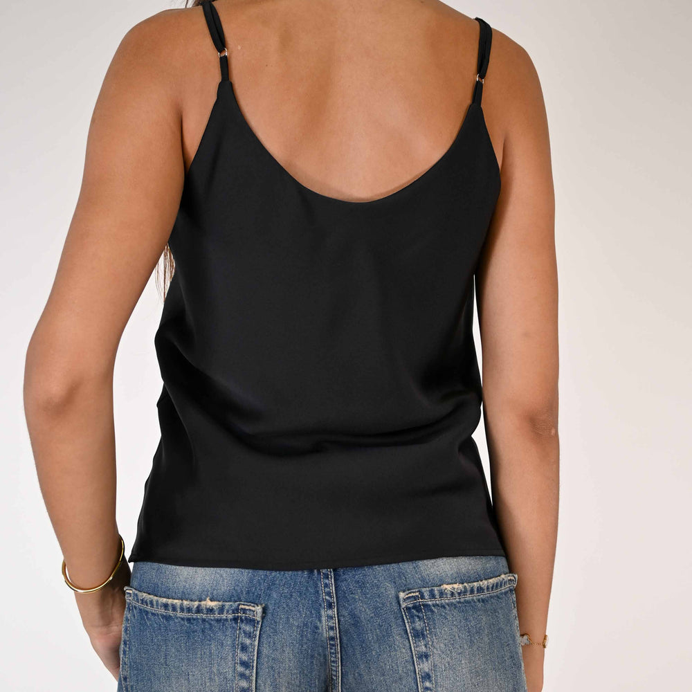 
                      
                        TOP IN RASO CON SPALLINA REGOLABILE COLOR NERO
                      
                    