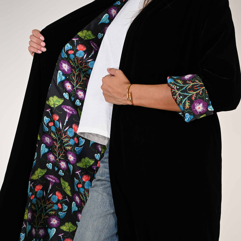 
                      
                        KIMONO LUNGO IN VELLUTO LISCIO COLOR NERO
                      
                    