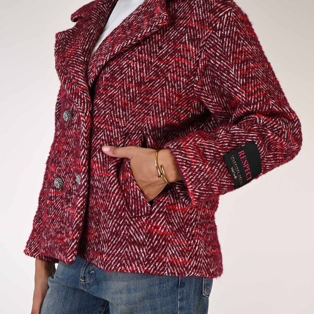 
                      
                        CAPPOTTO CORTO DOPPIOPETTO SPINATO BORDEAUX
                      
                    