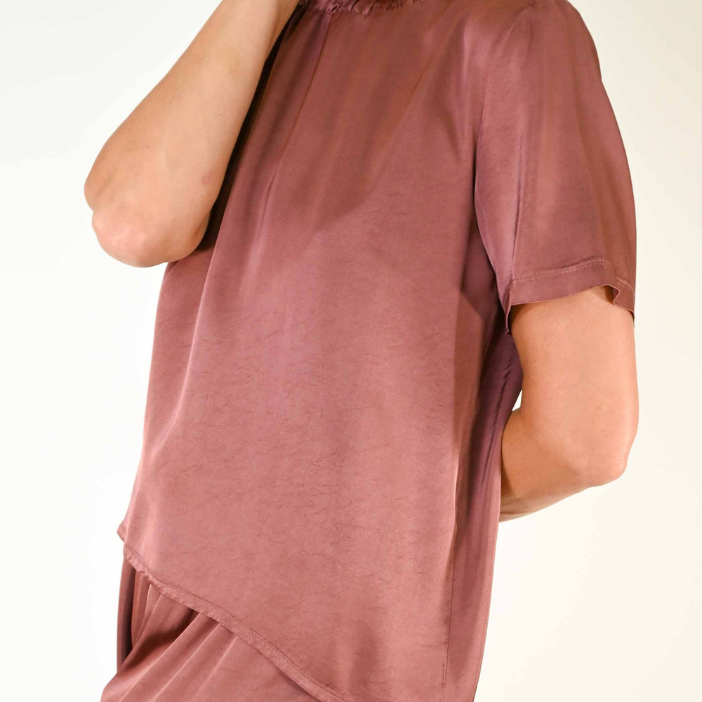 
                  
                    T-SHIRT CON COLLO ARRICCIATO IN VISCOSA COLOR VINO
                  
                