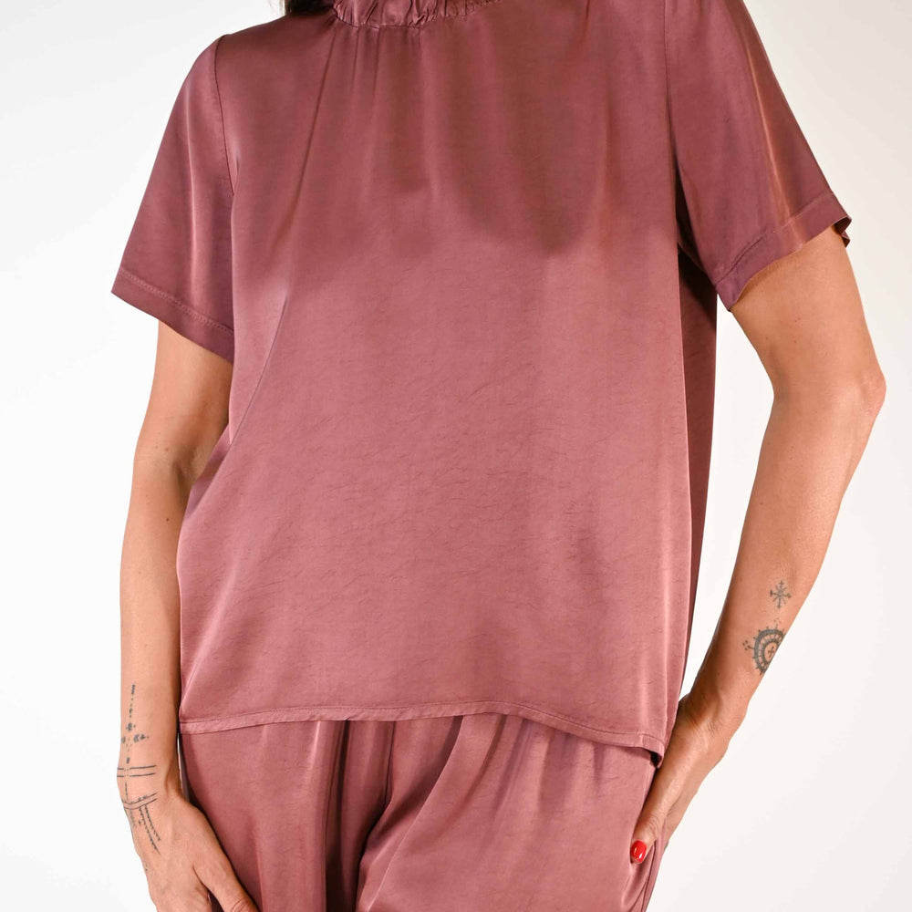 T-SHIRT CON COLLO ARRICCIATO IN VISCOSA COLOR VINO