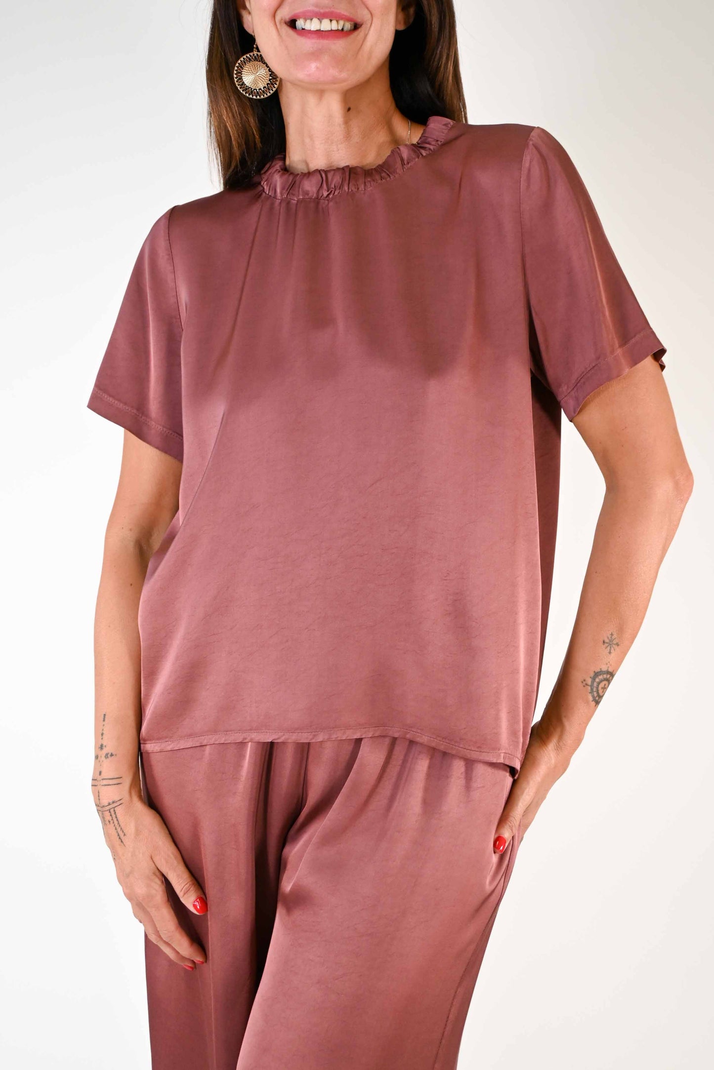 T-SHIRT CON COLLO ARRICCIATO IN VISCOSA COLOR VINO