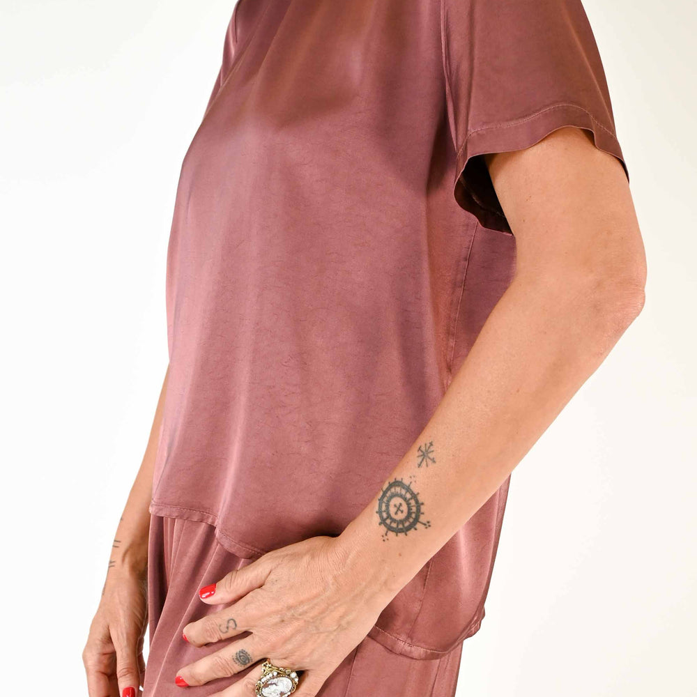 
                  
                    T-SHIRT CON COLLO ARRICCIATO IN VISCOSA COLOR VINO
                  
                