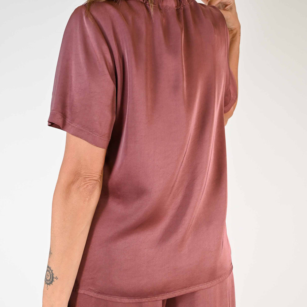 
                  
                    T-SHIRT CON COLLO ARRICCIATO IN VISCOSA COLOR VINO
                  
                