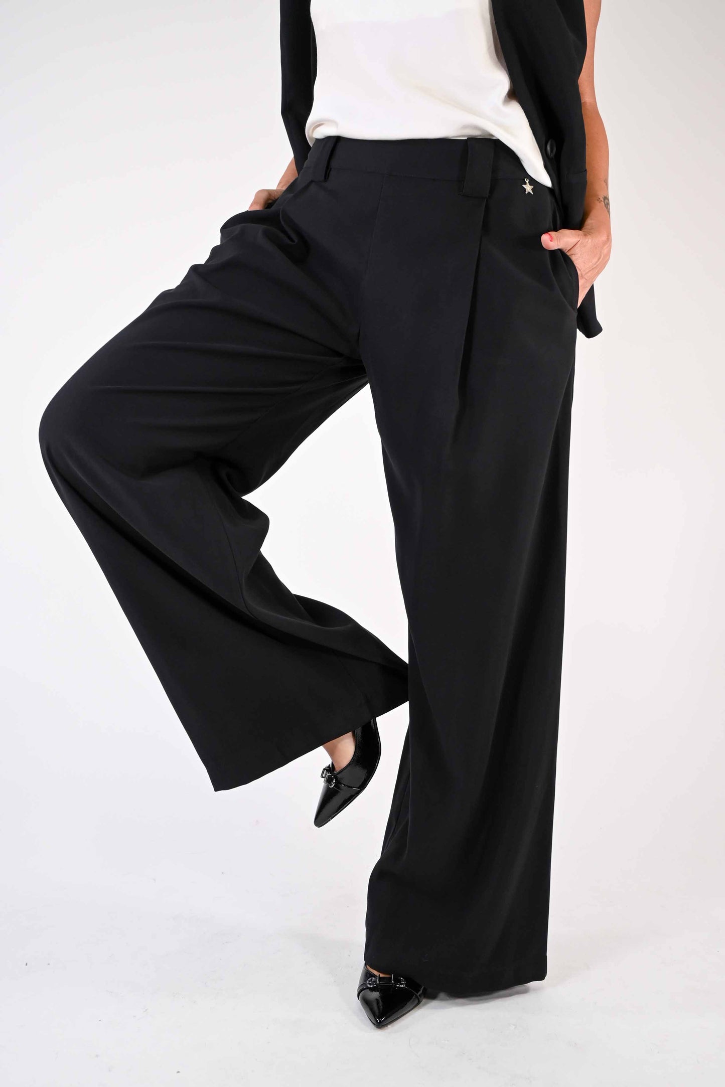 PANTALONE PALAZZO CON PENCE IN VISCOSA COLOR NERO