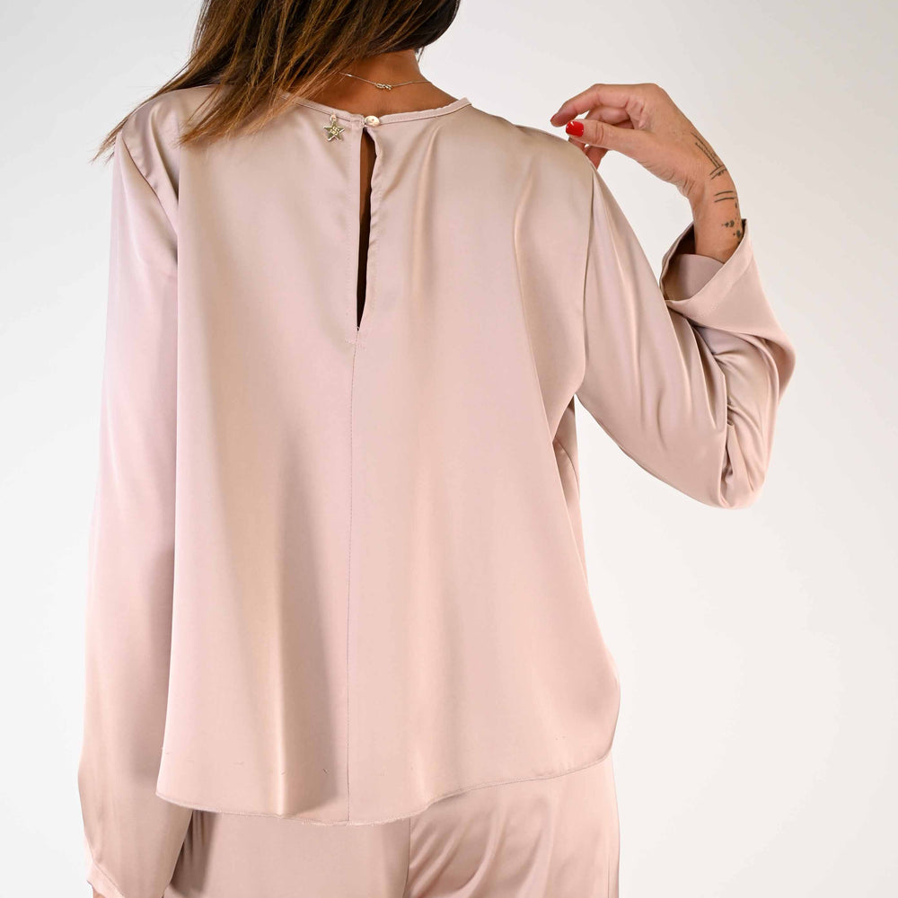 
                  
                    BLUSA A SCATOLA MANICA LUNGA IN RASO COLOR CIPRIA
                  
                