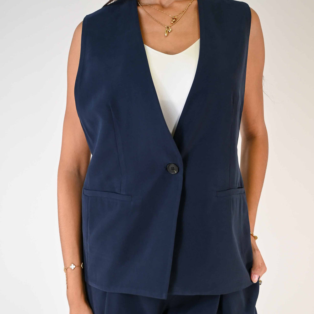 
                  
                    GILET LUNGO AD UN BOTTONE IN VISCOSA COLOR BLU
                  
                