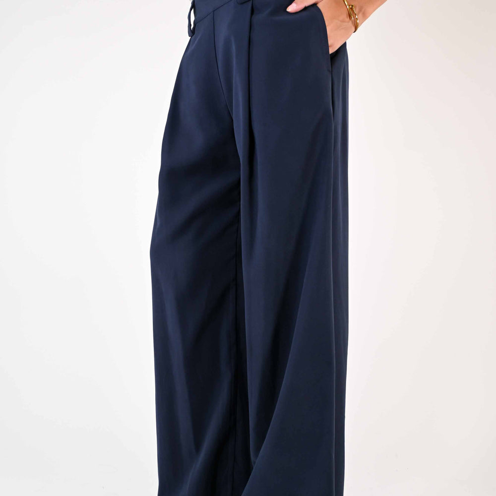 
                  
                    PANTALONE PALAZZO CON PENCE IN VISCOSA COLOR BLU
                  
                