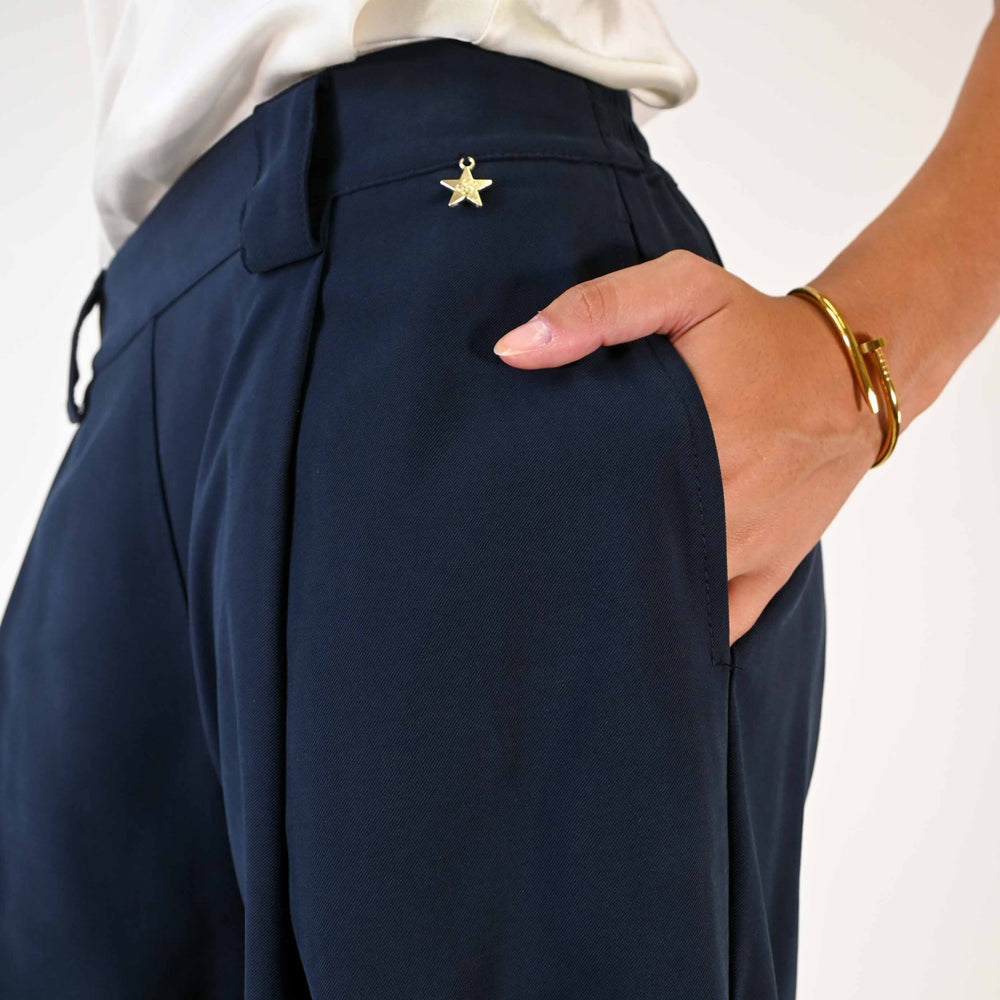 
                  
                    PANTALONE PALAZZO CON PENCE IN VISCOSA COLOR BLU
                  
                