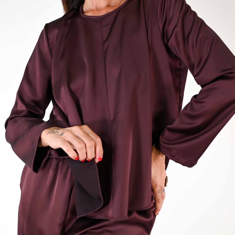 
                      
                        BLUSA A SCATOLA MANICA LUNGA IN RASO COLOR VINO
                      
                    