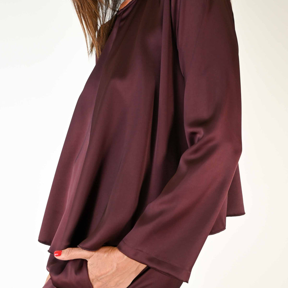 
                      
                        BLUSA A SCATOLA MANICA LUNGA IN RASO COLOR VINO
                      
                    