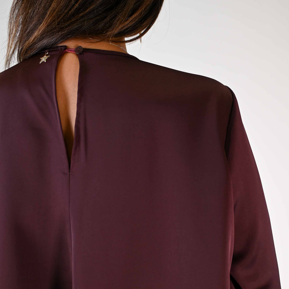 
                      
                        BLUSA A SCATOLA MANICA LUNGA IN RASO COLOR VINO
                      
                    