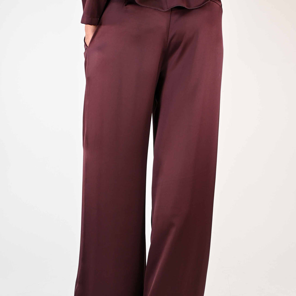 
                  
                    PANTALONE PALAZZO CON ELASTICO IN RASO COLOR VINO
                  
                