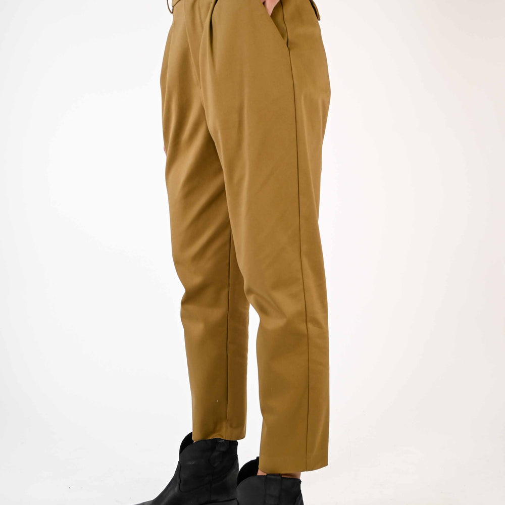 
                  
                    PANTALONE CHINO CON DOPPIA PENCE CARAMELLO
                  
                