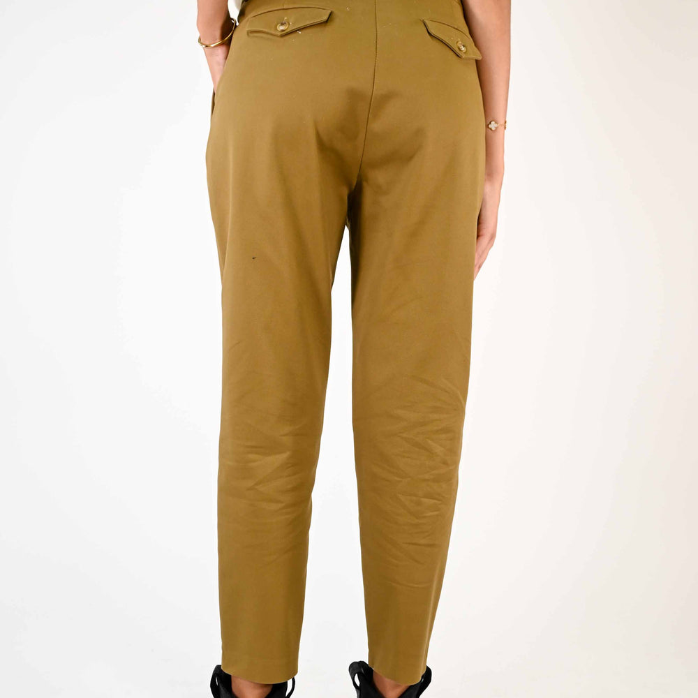 
                  
                    PANTALONE CHINO CON DOPPIA PENCE CARAMELLO
                  
                